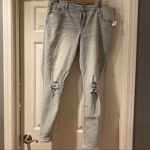 NWT. Distressed jeans